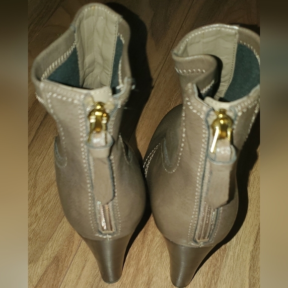 Franco Sarto Size 8, 3 Inch Heeled Ankle Bootie, Tan/ Light Brown - Picture 5 of 7